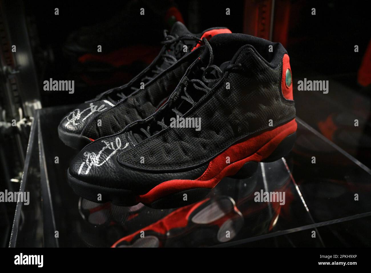 Michael Jordan 1998 NBA finals Game 2 Air Jordan XII en exposition lors de VICORIAM, une collection spéciale en deux parties d'objets sportifs sur l'asc Banque D'Images