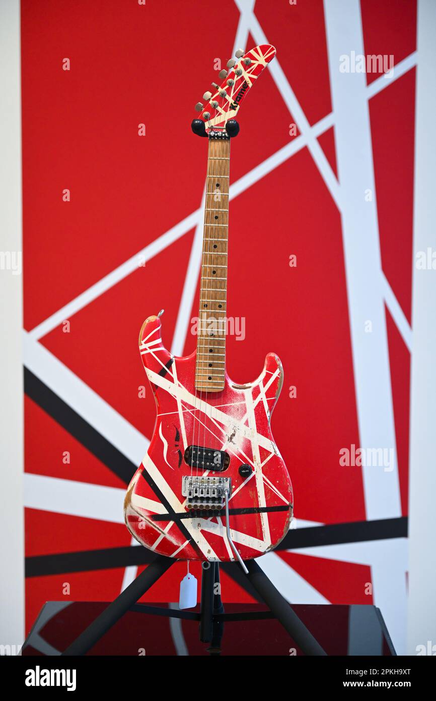 Eddie Van Halen 'Hot for Teacher' a utilisé et filmé Kramer Guitar sur  l'exposition pendant la collection 'Rock and Roll' d'objets musicaux sur  les enchères à SO Photo Stock - Alamy