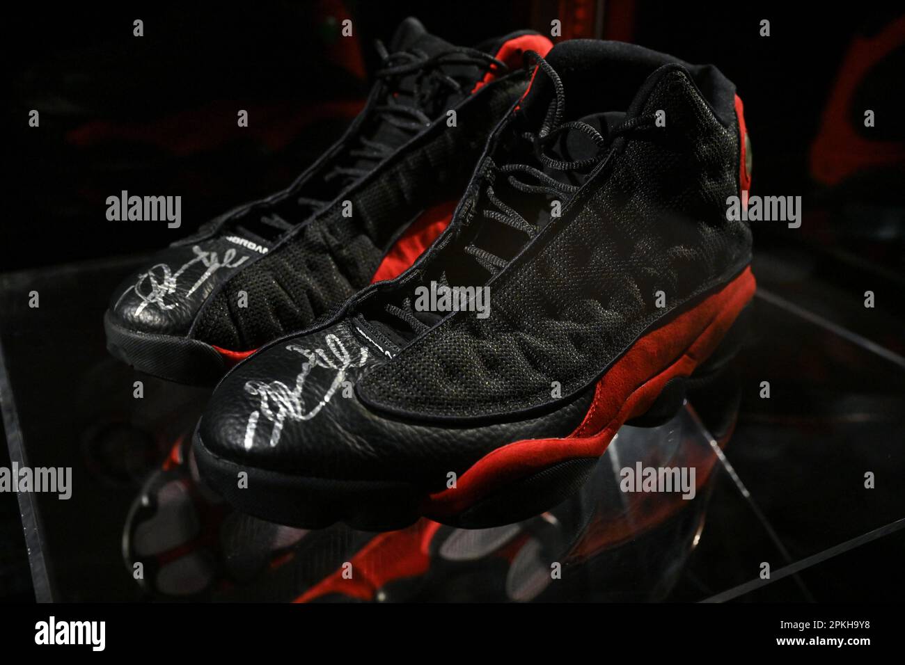 Michael Jordan 1998 NBA finals Game 2 Air Jordan XII en exposition lors de VICORIAM, une collection spéciale en deux parties d'objets sportifs sur l'asc Banque D'Images