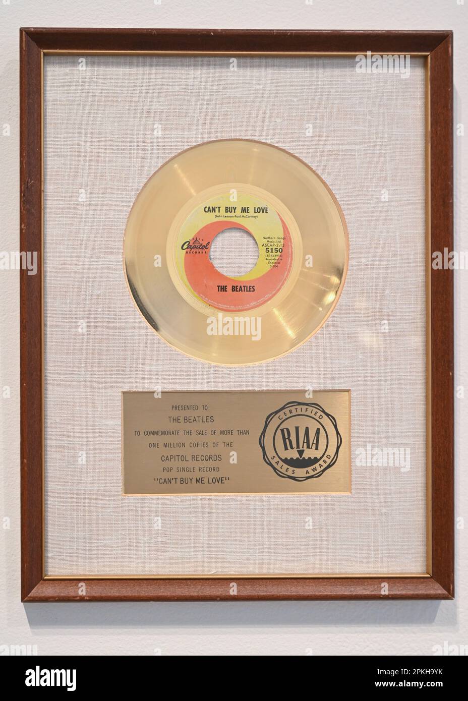 Le record d'or présenté par la RIAA pour les Beatles « CAn't Buy Me Love » lors de la collection « Rock and Roll » d'objets musicaux aux enchères Banque D'Images