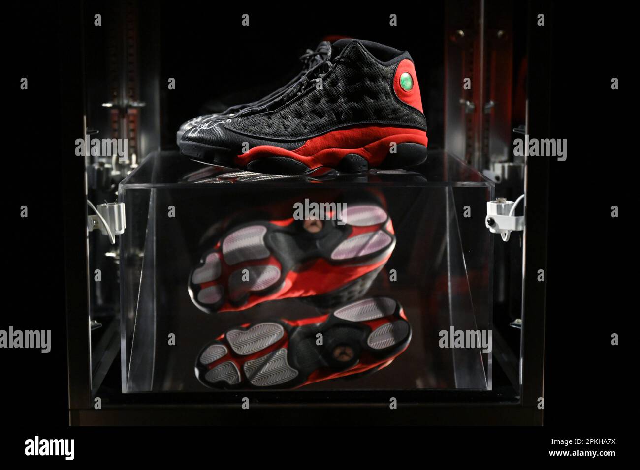 Michael Jordan 1998 NBA finals Game 2 Air Jordan XII en exposition lors de VICORIAM, une collection spéciale en deux parties d'objets sportifs sur l'asc Banque D'Images