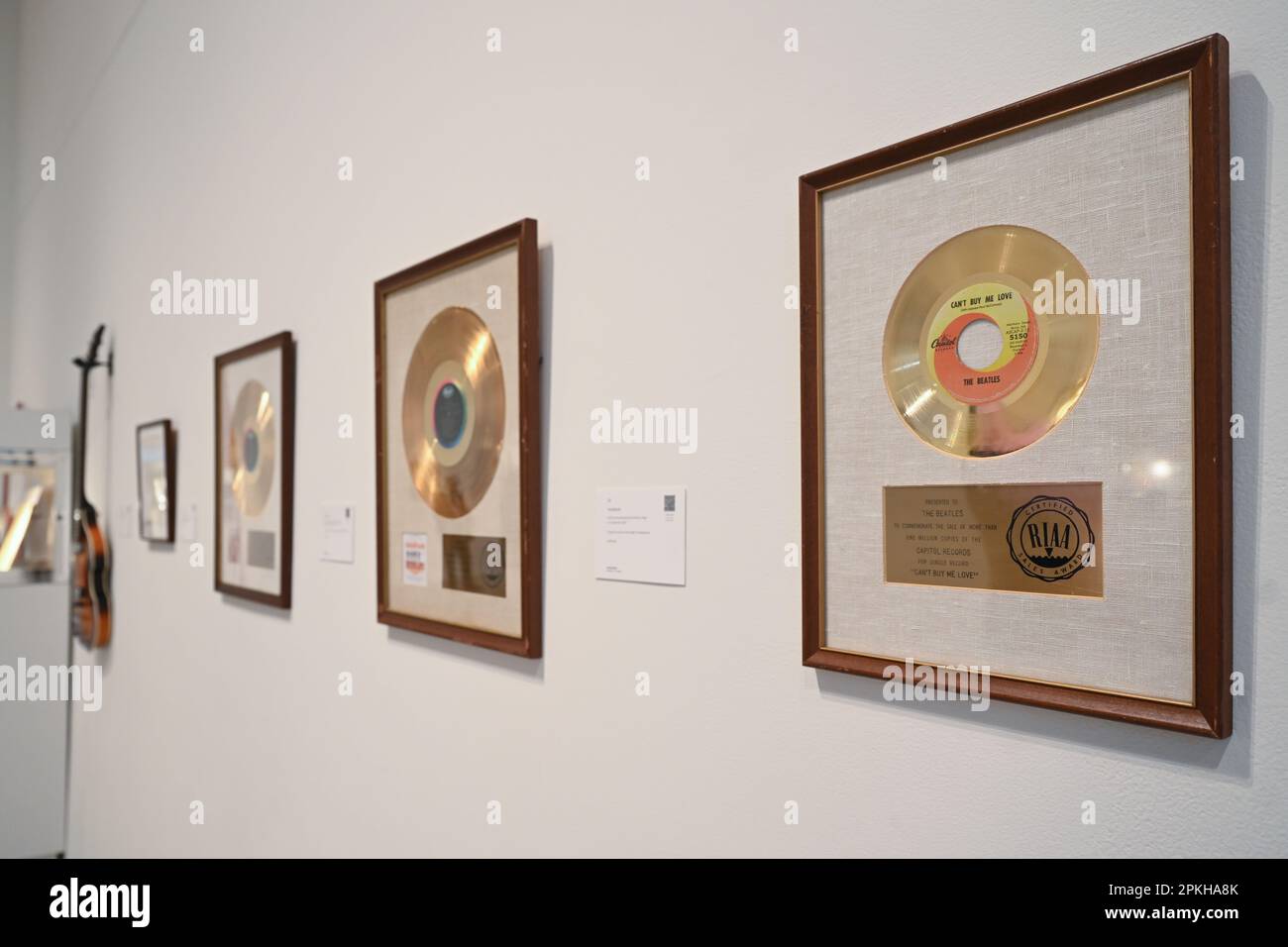 Le record d'or présenté par la RIAA pour les Beatles « CAn't Buy Me Love » lors de la collection « Rock and Roll » d'objets musicaux aux enchères Banque D'Images