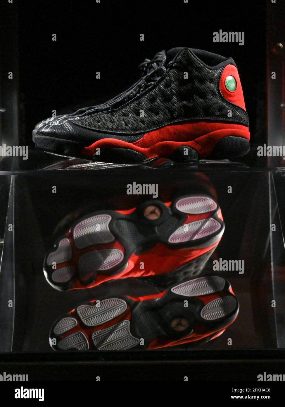 Michael Jordan 1998 NBA finals Game 2 Air Jordan XII en exposition lors de VICORIAM, une collection spéciale en deux parties d'objets sportifs sur l'asc Banque D'Images