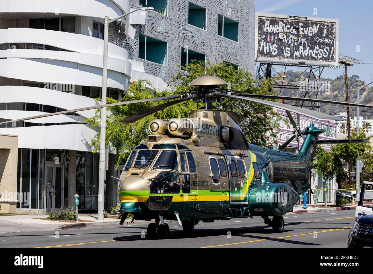 West Hollywood, États-Unis. 07th avril 2023. Los Angeles Sheriff's Department Special Enforcement Bureau (SEB) arrive par hélicoptère Super Puma à une fusillade. Le suspect a tiré plusieurs coups de feu à l'intérieur de son appartement et a frappé et blessé un voisin. Le suspect n'a pas été trouvé. 4/7/2023 West Hollywood, CA., Etats-Unis (photo de Ted Soqui/SIPA USA) crédit: SIPA USA/Alay Live News Banque D'Images