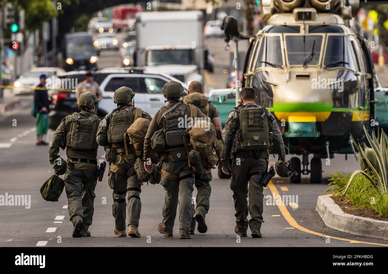 West Hollywood, États-Unis. 07th avril 2023. Los Angeles Sheriff's Department Special Enforcement Bureau (SEB) arrive par hélicoptère Super Puma à une fusillade. Le suspect a tiré plusieurs coups de feu à l'intérieur de son appartement et a frappé et blessé un voisin. Le suspect n'a pas été trouvé. 4/7/2023 West Hollywood, CA., Etats-Unis (photo de Ted Soqui/SIPA USA) crédit: SIPA USA/Alay Live News Banque D'Images