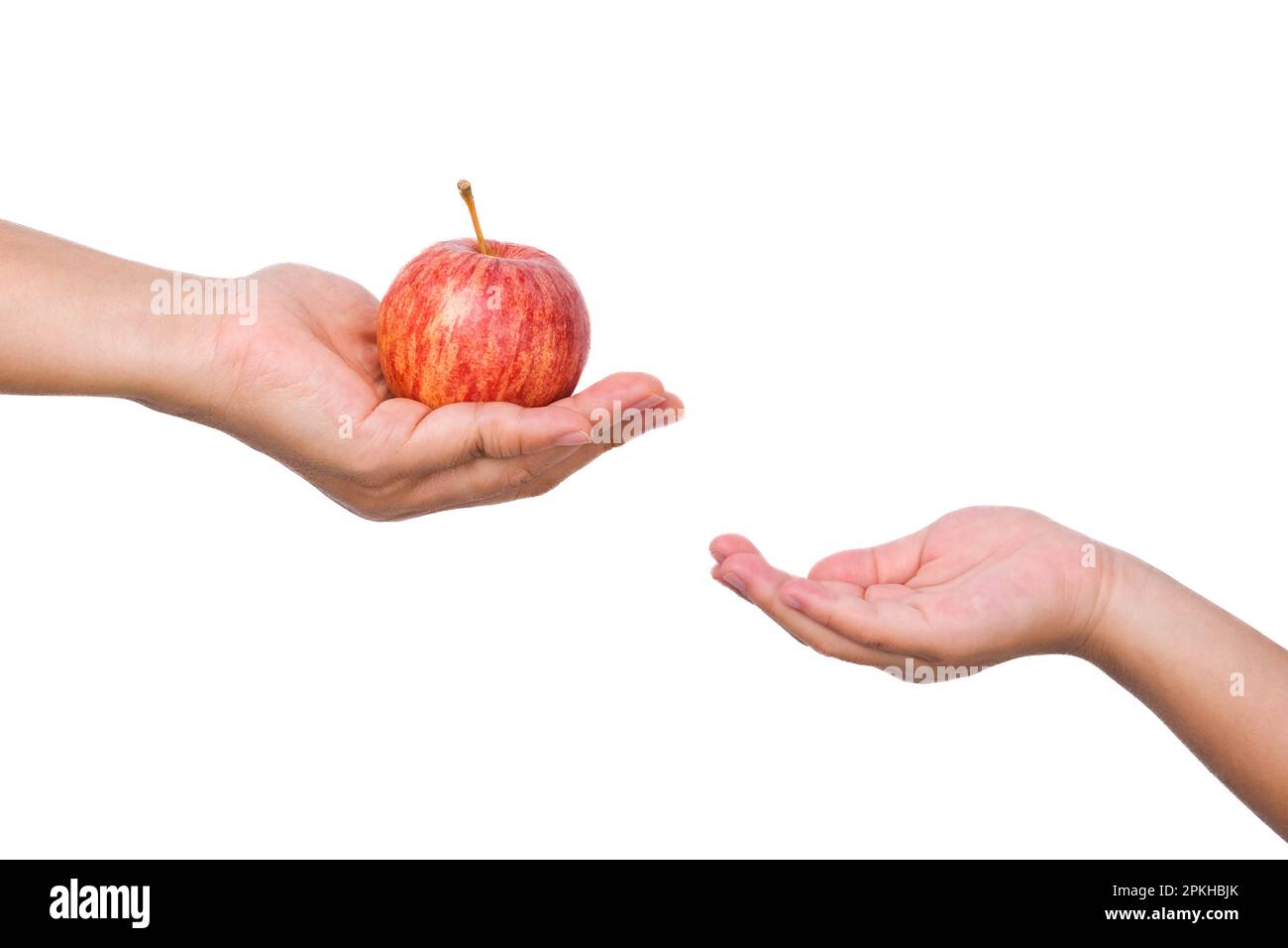 Femme donnant de la pomme à la petite fille de la main à la main sur fond blanc. Banque D'Images
