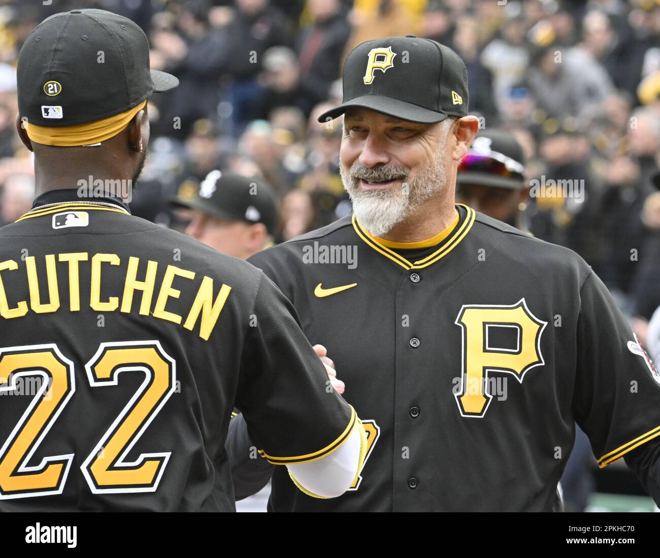 Derek Shelton, le directeur des pirates de Pittsburgh (17), salue Andrew McCutchen, le grand fianteur des Pirates de Pittsburgh (22) lors des présentations à l'Openeur de la maison des Pirates au parc PNC le vendredi 7 avril 2023 à Pittsburgh. Photo par Archie Carpenter/UPI Banque D'Images