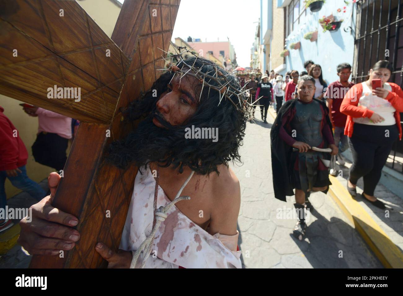 Atlixco, Mexique. 7th avril 2023. Une personne représentant Jésus, participe à la représentation des stations de la Croix le Vendredi Saint dans le cadre des célébrations de la semaine Sainte. Sur 7 avril 2023 à Atlixco, Mexique. (Credit image: © Carlos Tischler/eyepix via ZUMA Press Wire) USAGE ÉDITORIAL SEULEMENT! Non destiné À un usage commercial ! Banque D'Images