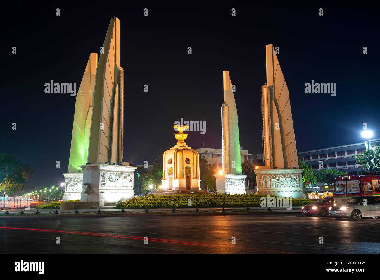 BANGKOK, THAÏLANDE - 12 DÉCEMBRE 2016 : Monument de la démocratie la nuit Banque D'Images