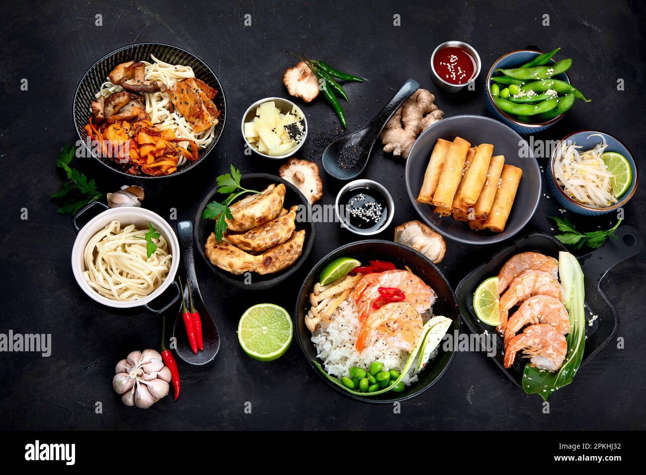 Divers plats asiatiques sur fond noir, vue de dessus. Concept alimentaire asiatique. Banque D'Images