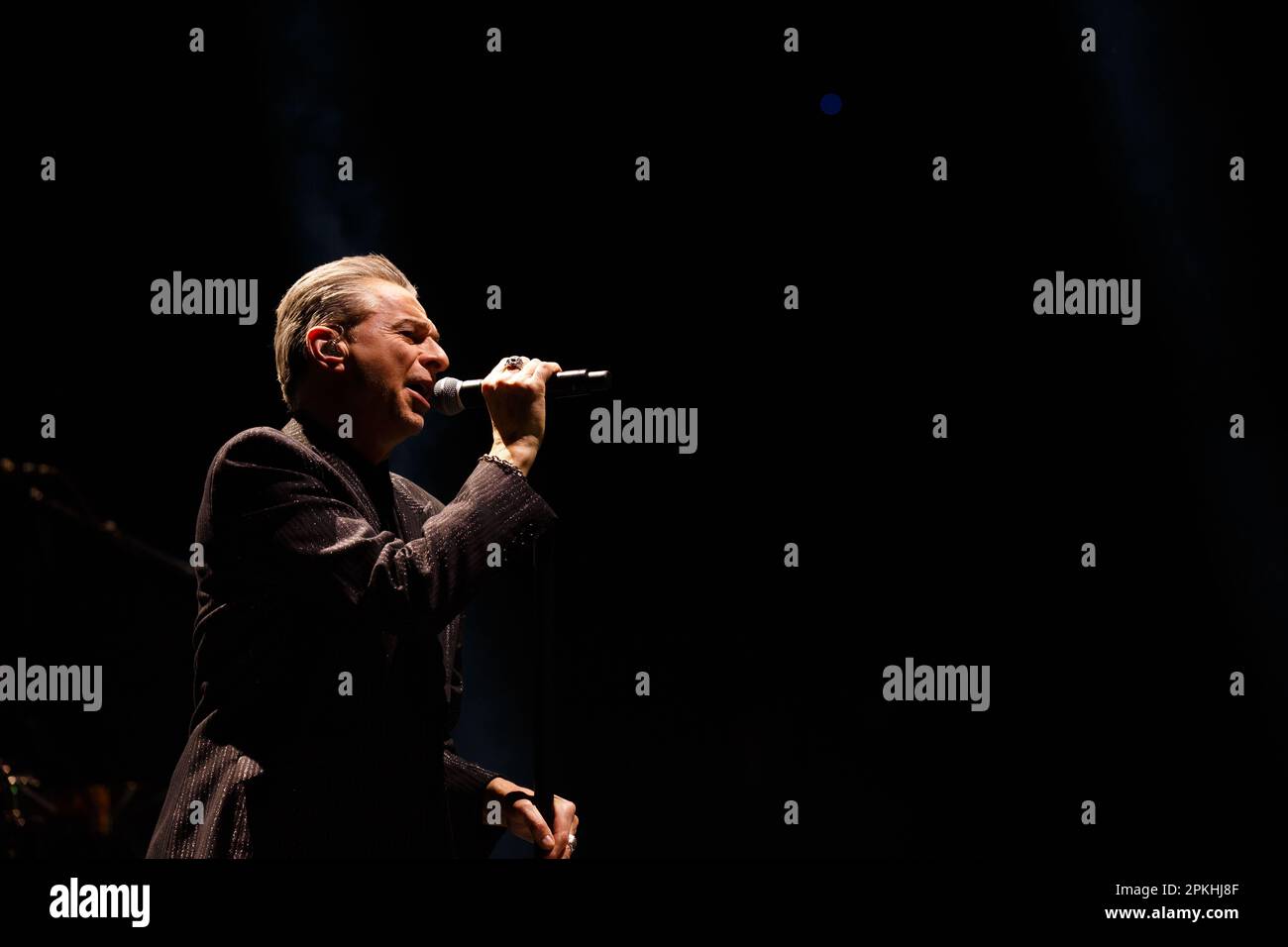 Dave Gahan, chanteur principal du mode Depeche, se produit sur scène lors de la tournée « Memento Mori » Banque D'Images