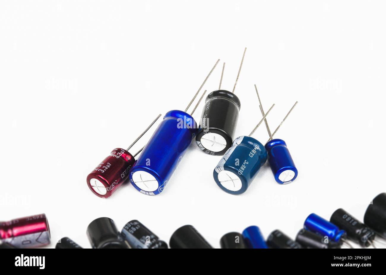Condensateurs électrolytiques ou électrolytiques tas sur fond blanc, concept de pièces électroniques. Banque D'Images