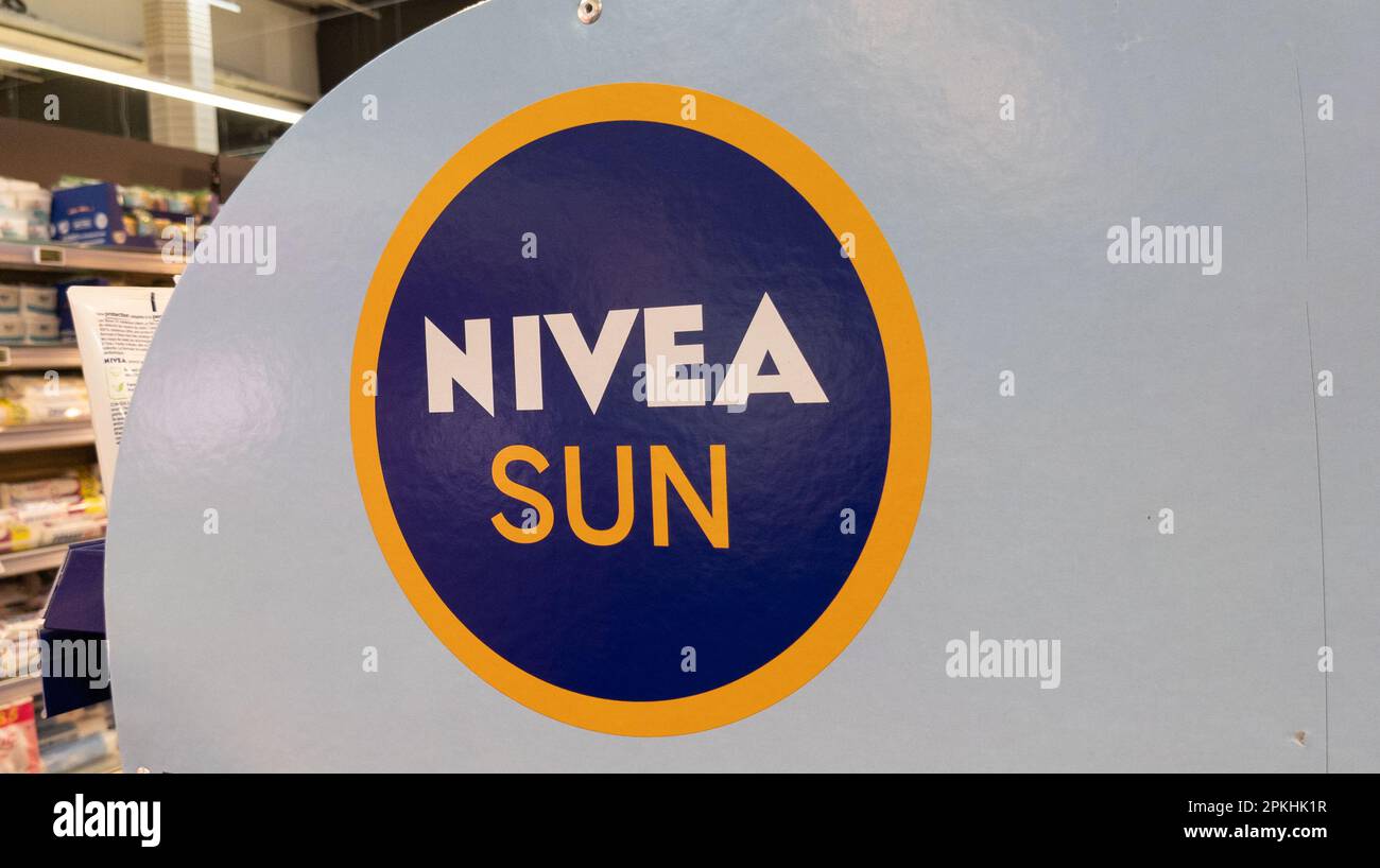 Bordeaux , Aquitaine France - 04 02 2023 : Nivea Sun logo signe et texte  marque crème solaire en exposition marché vente produit Photo Stock - Alamy