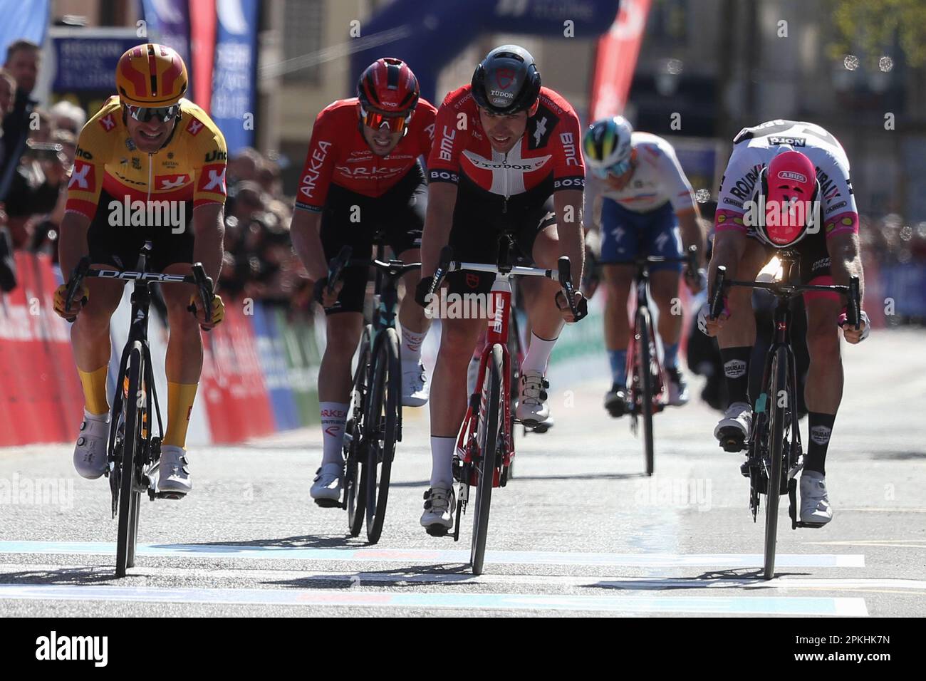 Le Mans, France. 07th avril 2023. Arrivée, Fredrik Dversnes (L) du gagnant de l'équipe cycliste Pro Uno-X, Alexander Kamp (C) de l'équipe cycliste Pro Tudor 2nd place, Jeremy Leveau (R) de Go Sport - Roubaix Lille Métropole 3rd place pendant la région pays de la Loire Tour 2023, UCI Europe Tour cycliste, étape 4, Sablé-sur-Sarthe - le Mans (177, 8 km) sur 7 avril 2023 au Mans, France - photo Laurent Lairys/DPPI crédit: DPPI Media/Alamy Live News Banque D'Images