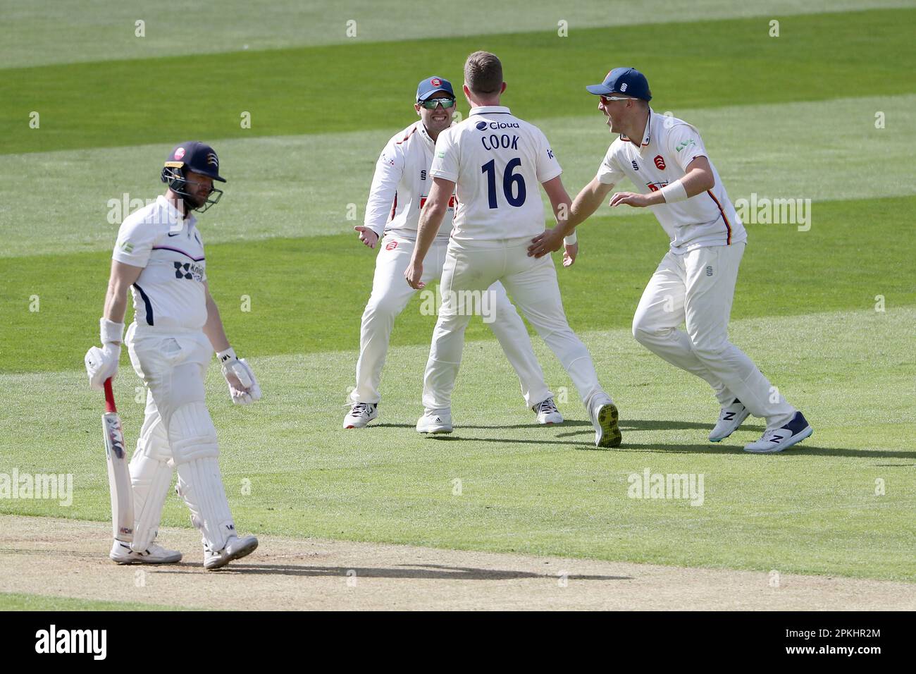 Sam Cook d'Essex célèbre avec ses coéquipiers après avoir pris le cricket de Mark Stoneman pendant le CCC de Middlesex contre le CCC d'Essex, LV Insurance County champ Banque D'Images