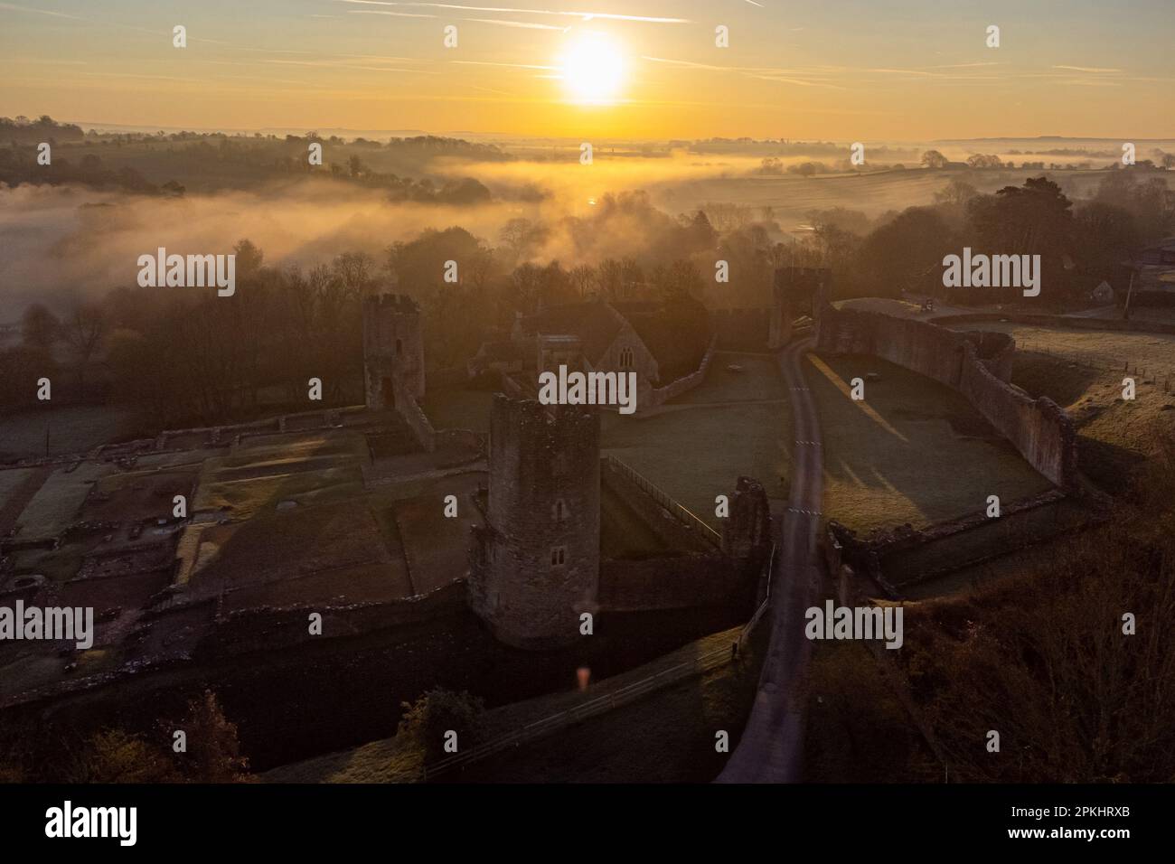 La brume se forme dans la vallée de la Frome autour des ruines du château de Farleigh Hungerford près de Bath. Date de la photo: Samedi 8 avril 2023. Banque D'Images