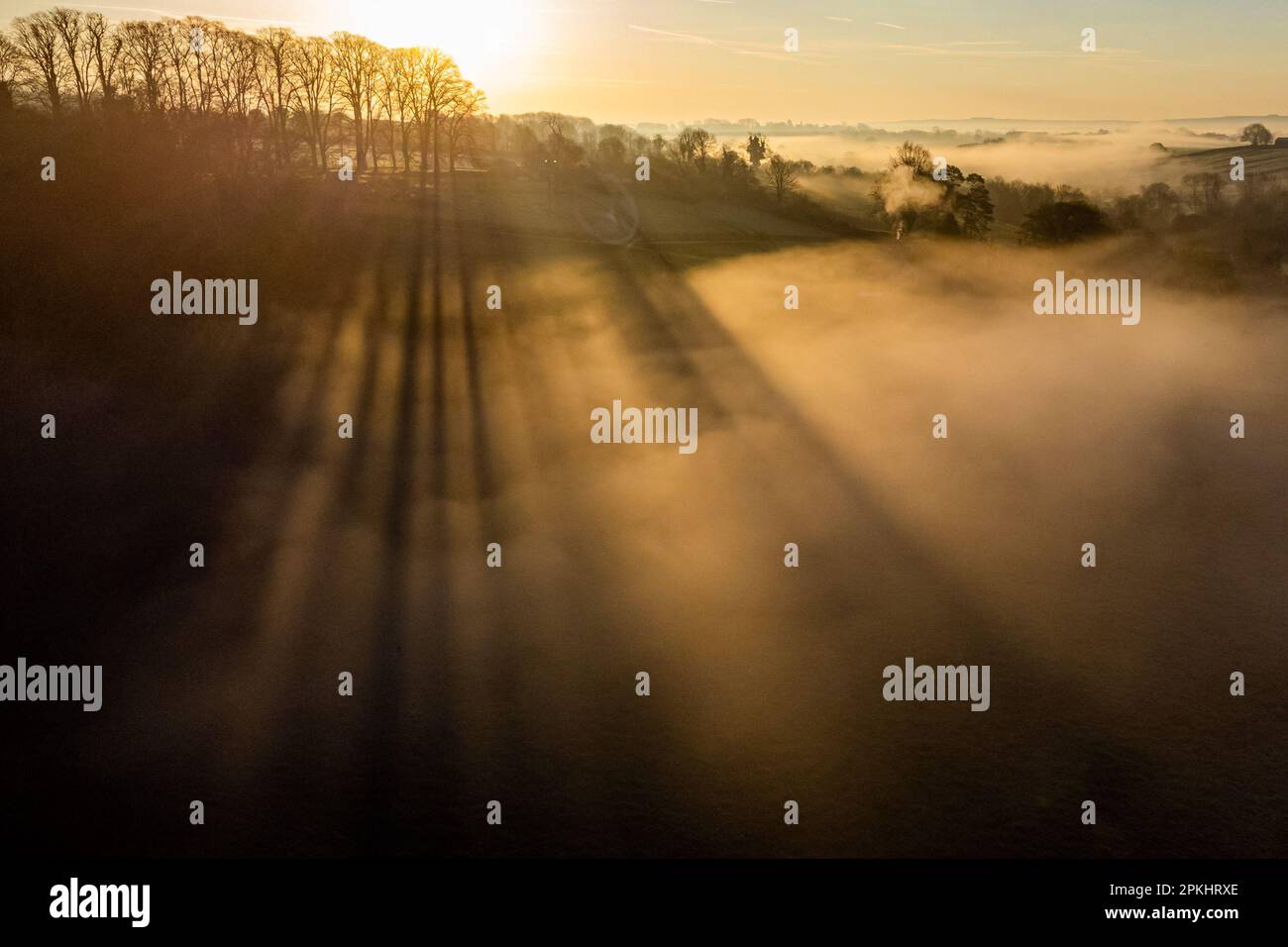 Le soleil levant projette des ombres dans la brume de la vallée de la Frome autour de Farleigh Hungerford, près de Bath. Date de la photo: Samedi 8 avril 2023. Banque D'Images