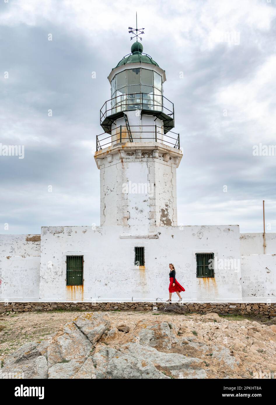 Tourisme à jupe rouge, vieux phare, Faro de Armenistis, Mykonos, Cyclades, Mer Egée, Grèce Banque D'Images