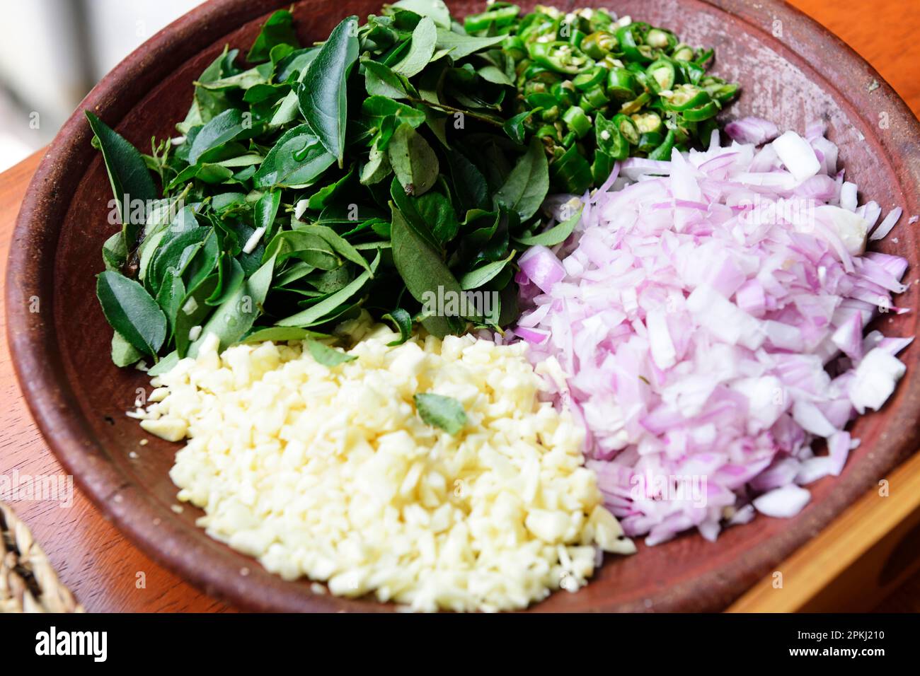 Oignon, ail, Chili, feuilles de curry, ingrédients pour la cuisine typique du Sri Lanka, curry, résidence de la Totupola, Kandy, Sri Lanka Banque D'Images
