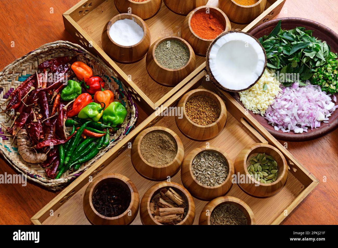 Oignon, ail, piment, feuilles de curry, cumin, cannelle, cardamome, sel, poivre, clous de girofle, graines de moutarde, fenouil, coriandre, fenugrec, safran, noix de coco Banque D'Images