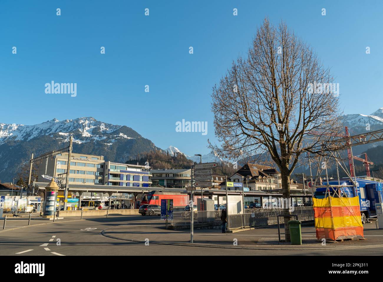 Interlaken, Suisse, 10 février 2023 petite place avec un peu de circulation dans le centre-ville Banque D'Images