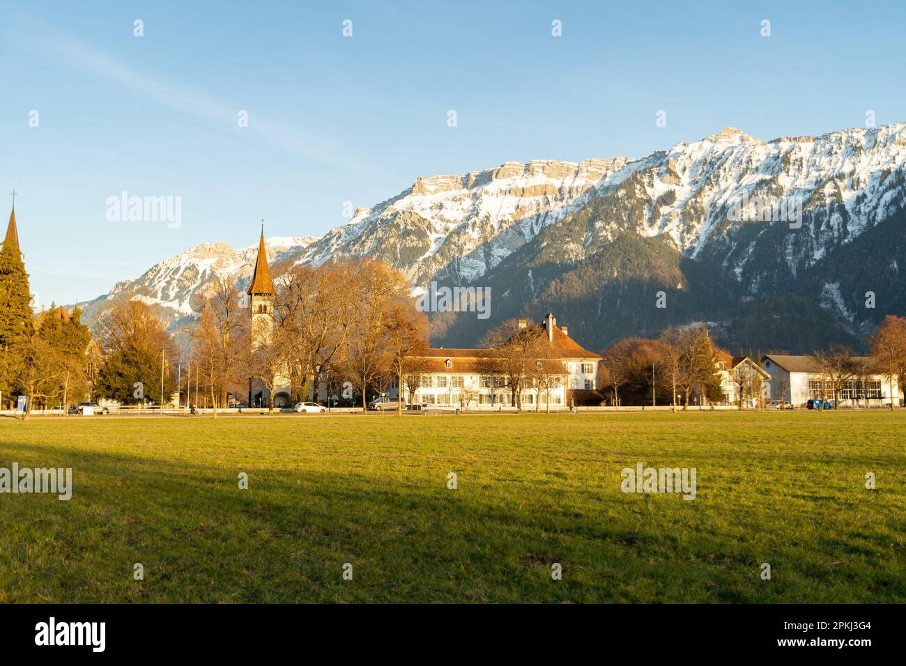 Interlaken, Suisse, 11 février 2023 vue sur un parc verdoyant et un panorama fantastique sur la montagne dans le centre-ville Banque D'Images