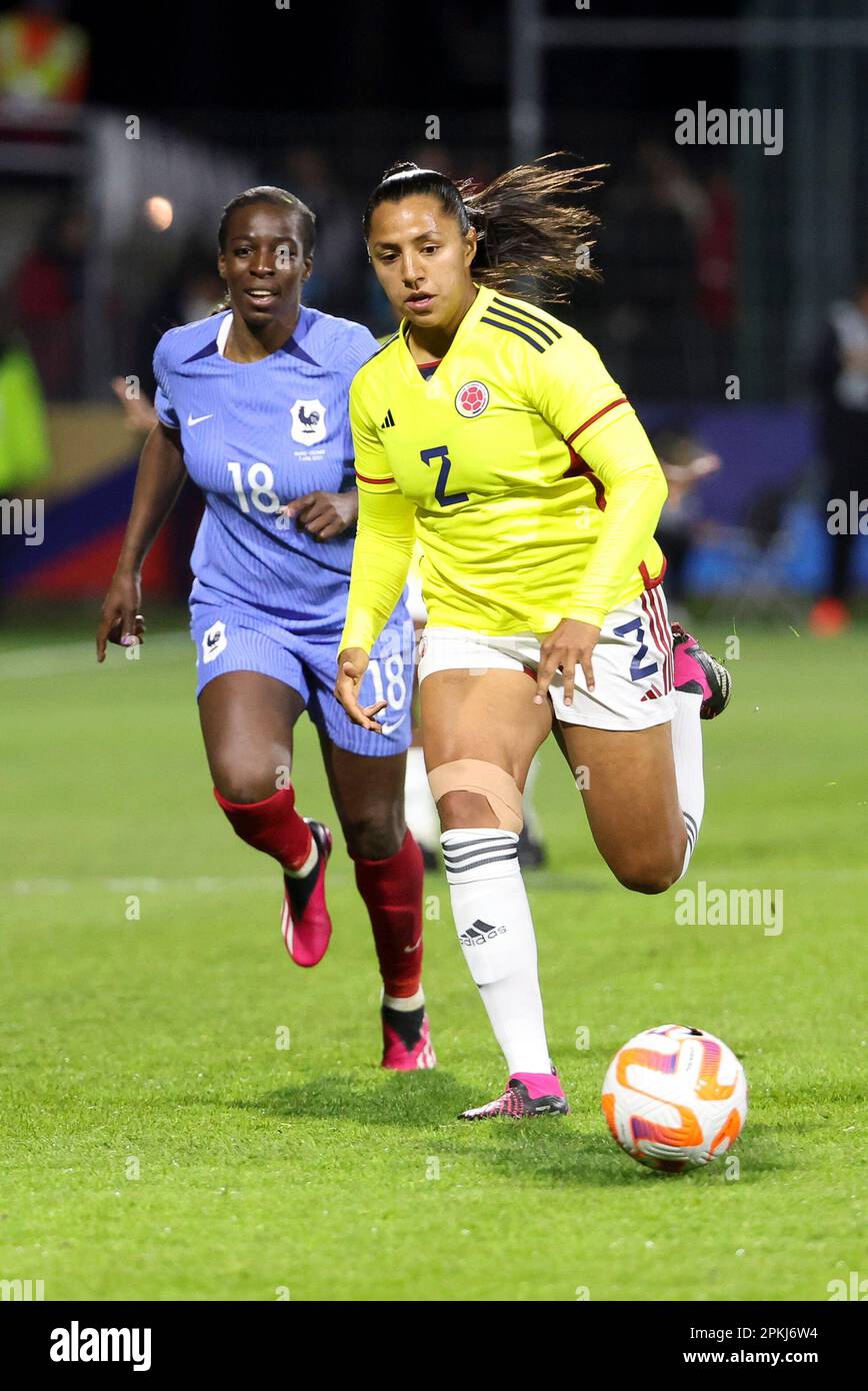 Clermont Ferrand, France. 07th avril 2023. Manuela Vanegas de Colombie, Viviane Asseyi de France (à gauche) lors du match de football féminin entre la France et la Colombie sur 7 avril 2023 au Stade Gabriel-Montpied à Clermont-Ferrand, France - photo Jean Catuffe/DPPI crédit: DPPI Media/Alay Live News Banque D'Images