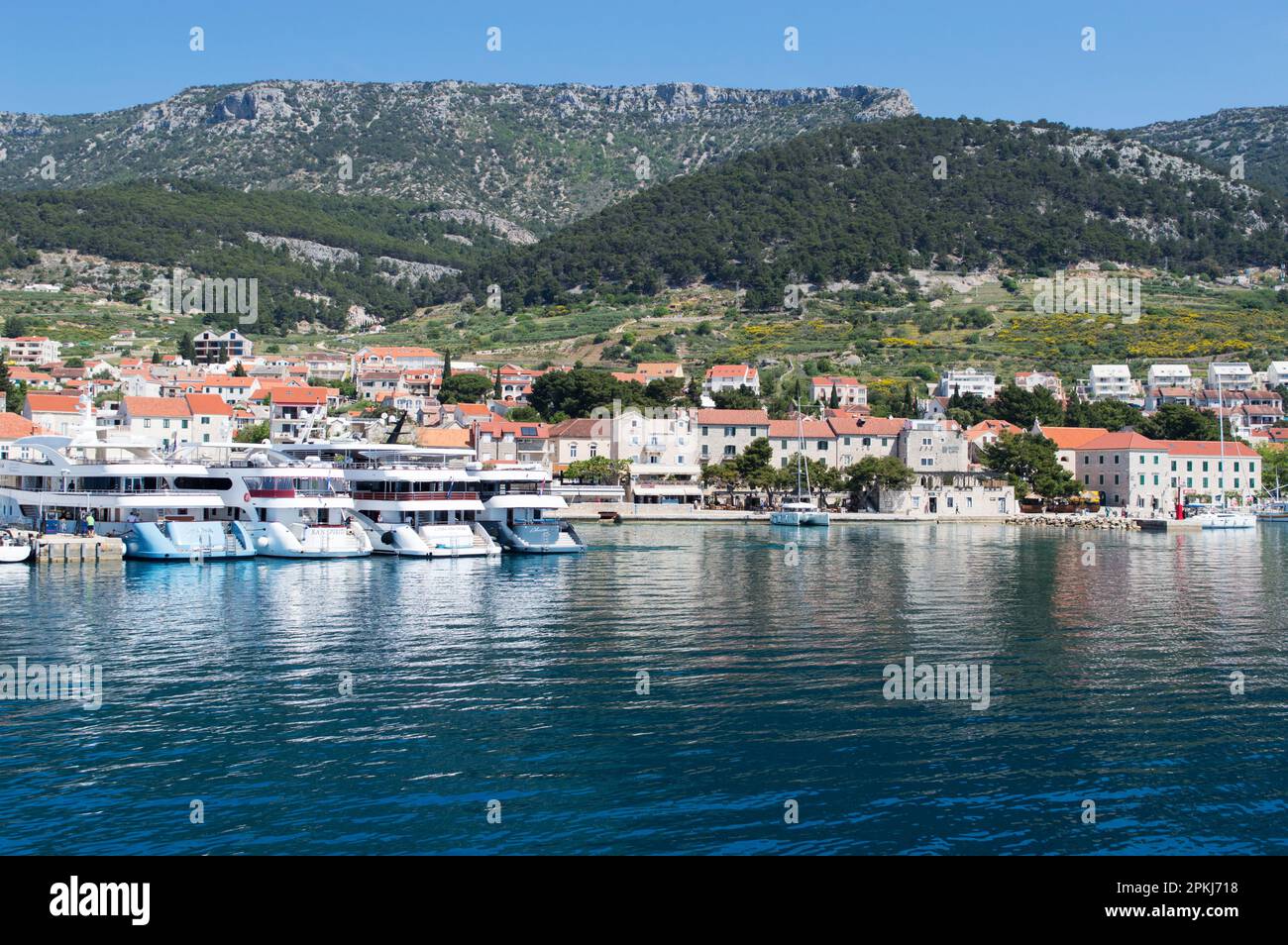 Bol, Croatie - Mai 2022: Village côtier de bol sur l'île de Brac dans le centre de Dalmatie, emplacement idéal pour les vacances d'été Banque D'Images