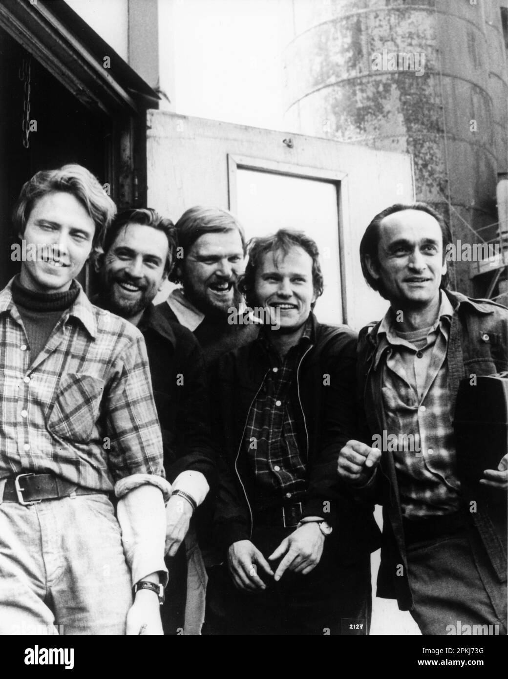 CHRISTOPHER WALKEN ROBERT DE NIRO CHUCK ASPEGREN JOHN SAVAGE et JOHN CAZALE dans THE DEER HUNTER 1978 réalisateur MICHAEL CIMINO musique Stanley Myers EMI films / Universal Pictures Banque D'Images