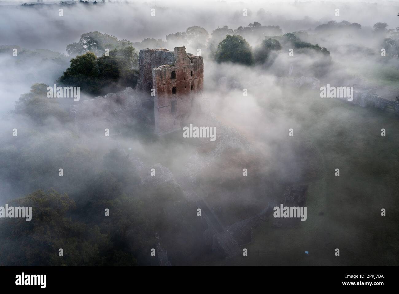 Norham Castle l'un des plus importants châteaux de la frontière a été construit en 1121 par les évêques de Durham, une histoire longue et mouvementée vu de nombreux célèbre Banque D'Images