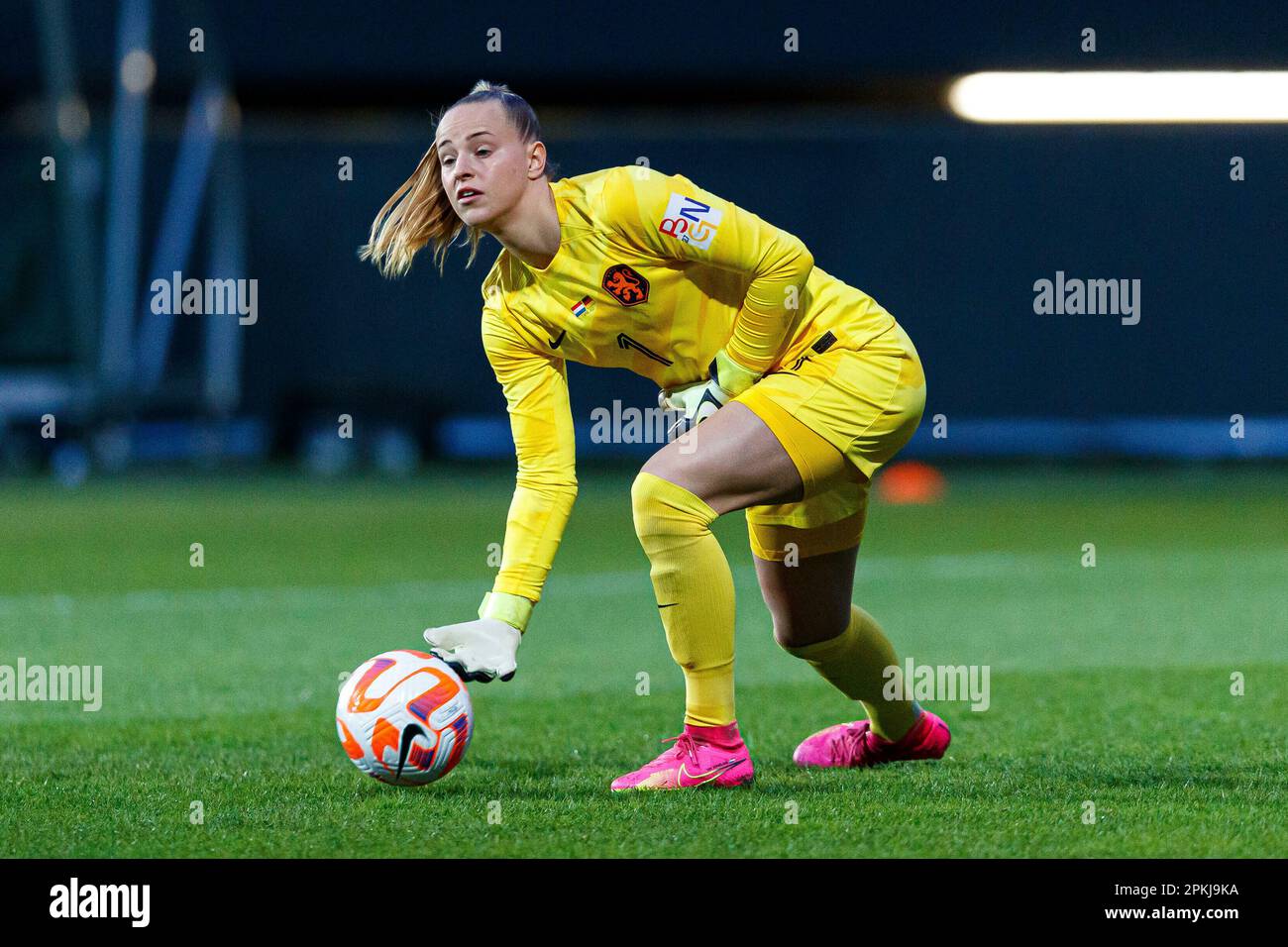 Firo : 7 avril 2023, football, football, match amical DFB jeu de pays des femmes équipe nationale pays-Bas - Allemagne Daphne van Domselaar (pays-Bas) avec ball Banque D'Images