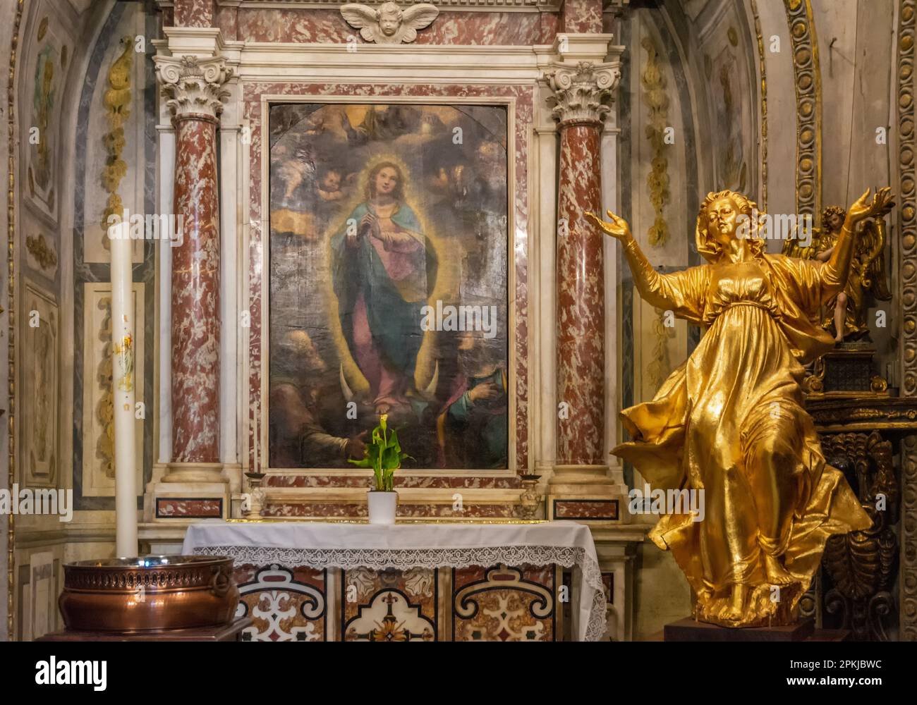 Collégiale de Santa Maria Assunta, San Gimignano - sculptures et fresques à l'intérieur de l'église . Province de Sienne, Toscane, Italie, Europe - juin Banque D'Images