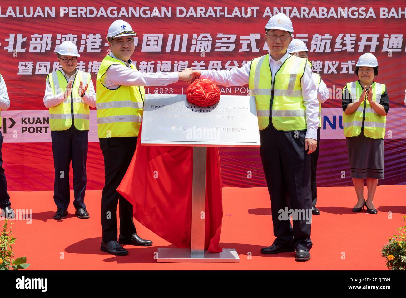 (230408) -- KUANTAN, 8 avril 2023 (Xinhua) -- Liu Ning (R, front), secrétaire du Comité de la région autonome du Guangxi Zhuang du Parti communiste chinois, et le ministre malaisien des Transports Anthony Loke Siew Fok (L, front) dévoilent le centre de distribution Kuantan du nouveau corridor commercial international terre-mer à Kuantan, dans l'État de Pahang en Malaisie, au 7 avril 2023. Le Parc industriel de Kuantan Malaisie-Chine (MCKIP), le premier parc industriel développé conjointement par la Malaisie et la Chine, a marqué son 10th anniversaire ici vendredi. POUR ALLER AVEC 'Malaysia-China Kuantan Industrial Park marques 10th anniv Banque D'Images