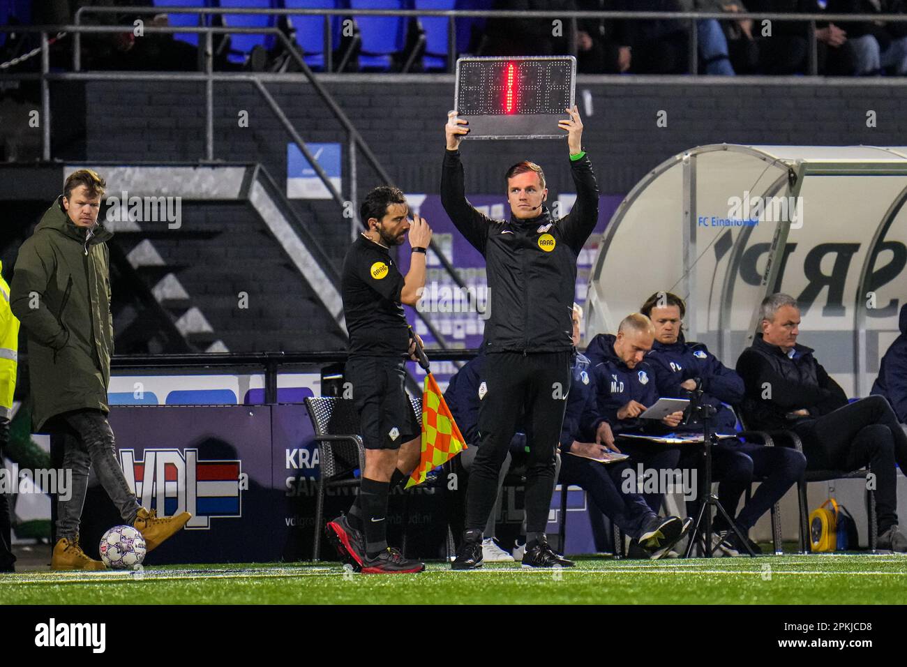 Eindhoven, pays-Bas. 07th avril 2023. EINDHOVEN, PAYS-BAS - AVRIL 7 : quatrième Tim visser officiel pendant le match Keuken Kampioen Divie entre le FC Eindhoven et le PEC Zwolle au stade Jan Louwers sur 7 avril 2023 à Eindhoven, pays-Bas (photo de René Nijhuis/Orange Pictures) crédit : Orange pics BV/Alay Live News Banque D'Images