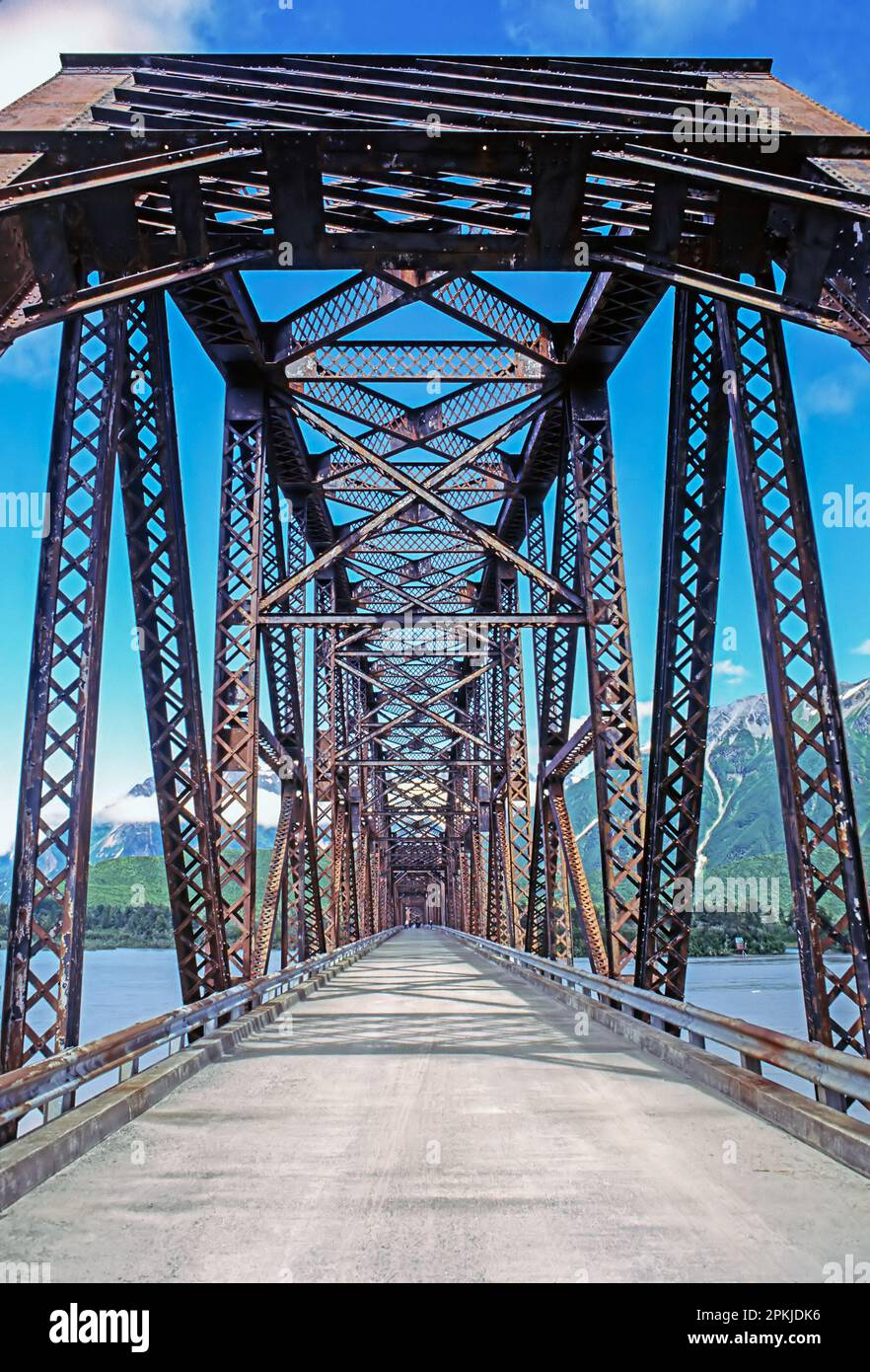 Le pont du glacier Miles, également connu sous le nom de million Dollar Bridge, a été construit au début de 1900s sur la rivière Copper à cinquante milles de Cordova, Alas Banque D'Images
