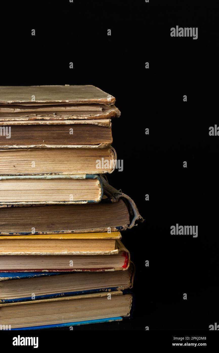 Pile de vieux livres de couverture rigide sur fond sombre. Librairie,  publications de connaissances, littérature. Librairie librairie librairie  librairie librairie Photo Stock - Alamy