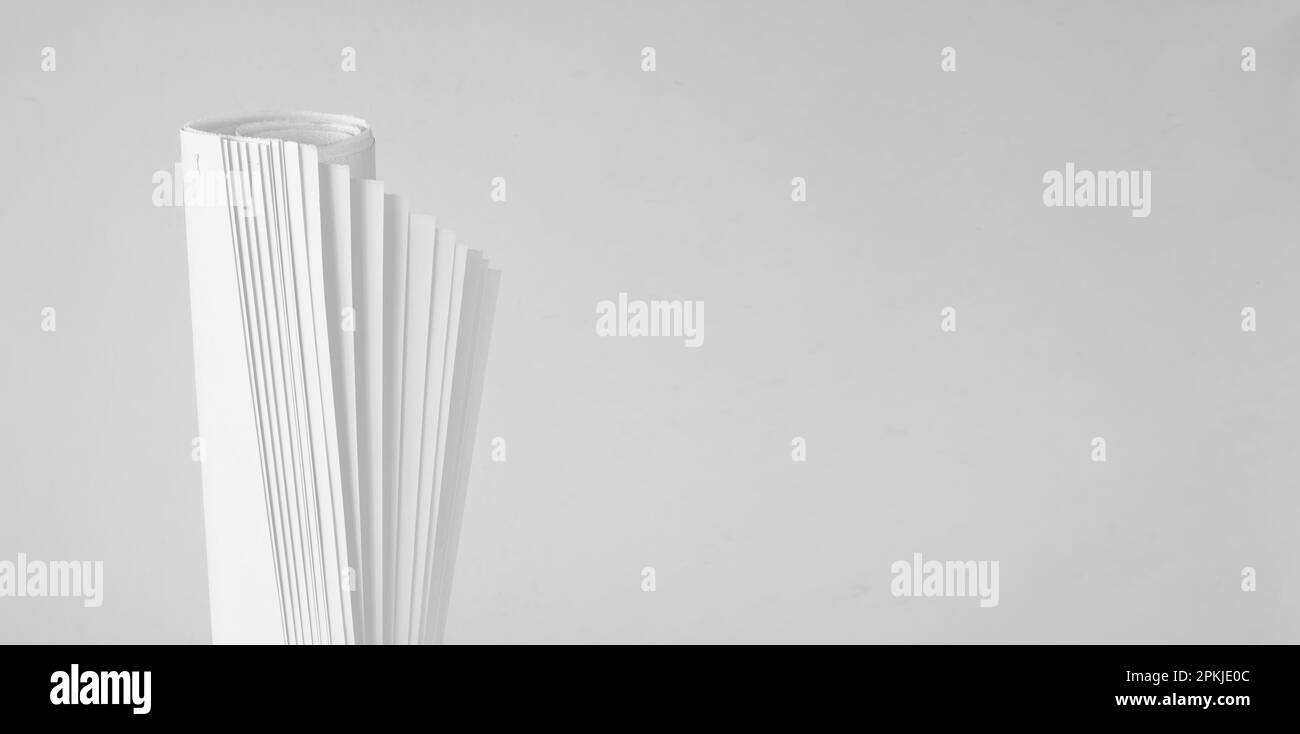 Magazine, journal, mise au point sélective, fond blanc, grand espace de copie Banque D'Images