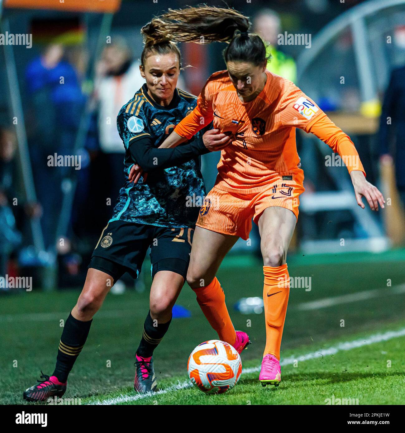 Firo : 07.04.2023, football, football, match amical DFB jeu de pays femmes équipe nationale pays-Bas - Allemagne Lina Magull (Allemagne) en duels avec Caitlin Dijkstra (pays-Bas) Banque D'Images