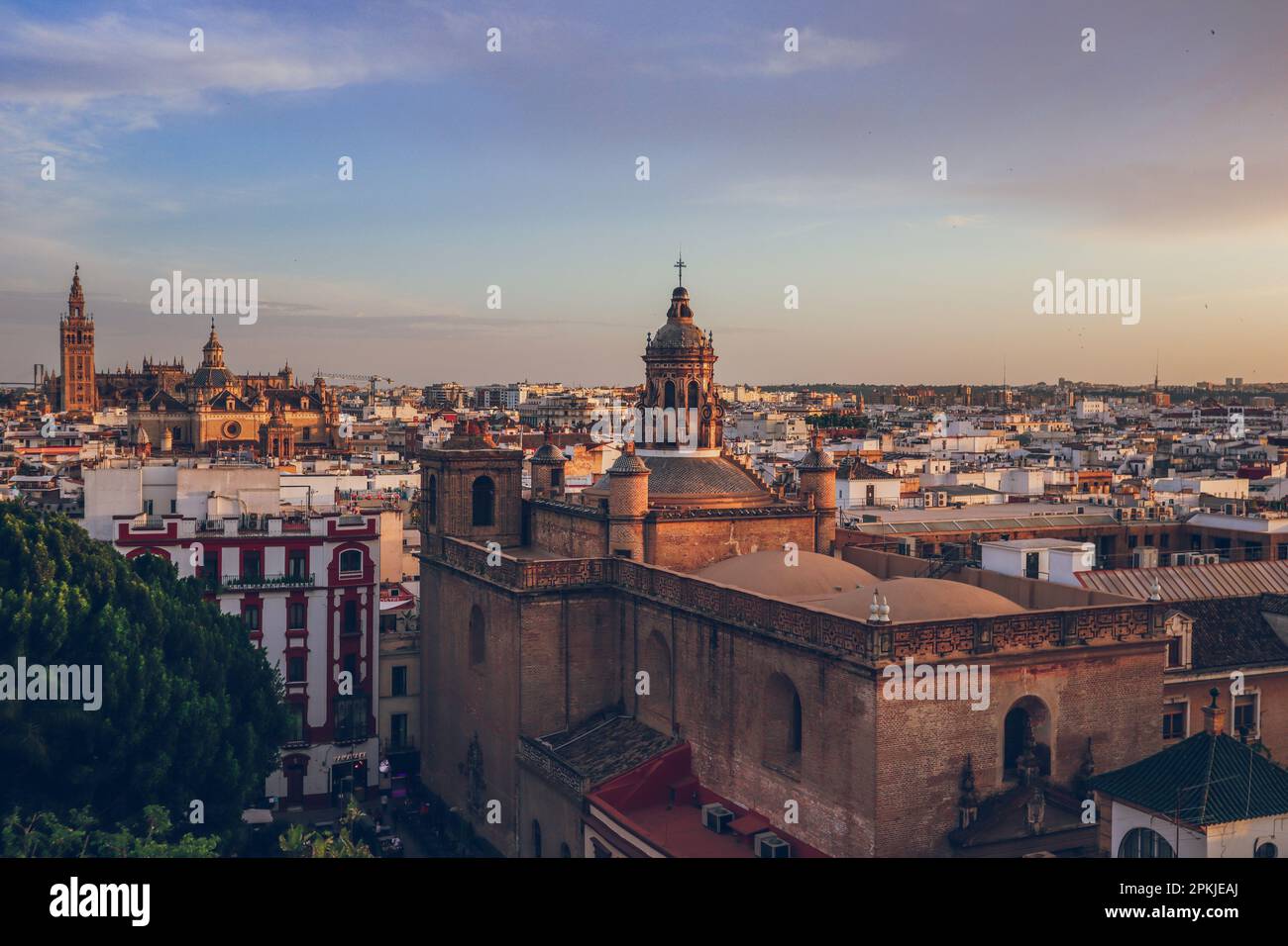 Coucher de soleil coloré sur Séville avec la cathédrale de Séville et la tour Giralda en arrière-plan, pris du Metropol parasol, Séville, Andalousie, SPAI Banque D'Images
