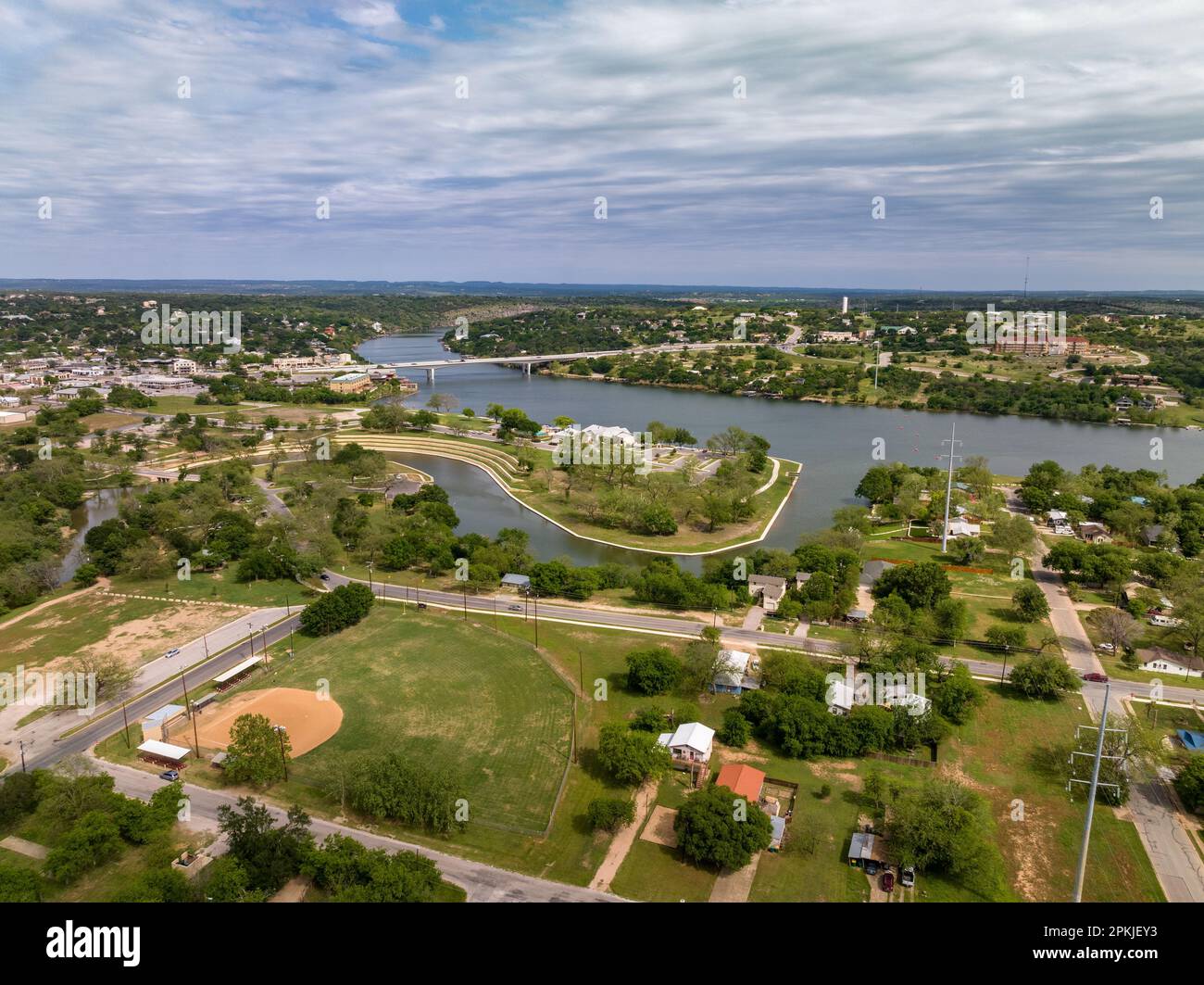 Vue aérienne sur le paysage urbain animé, le pont de Marble Falls et les chutes de Lake Marble Banque D'Images