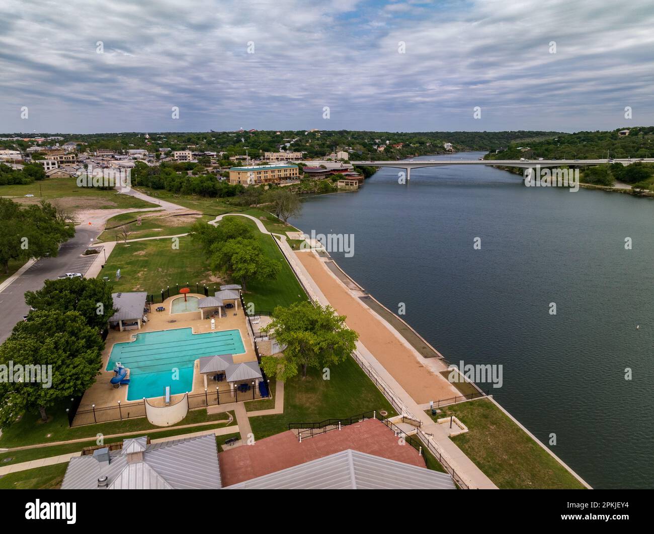 Vue aérienne sur le paysage urbain animé, le pont de Marble Falls et les chutes de Lake Marble Banque D'Images
