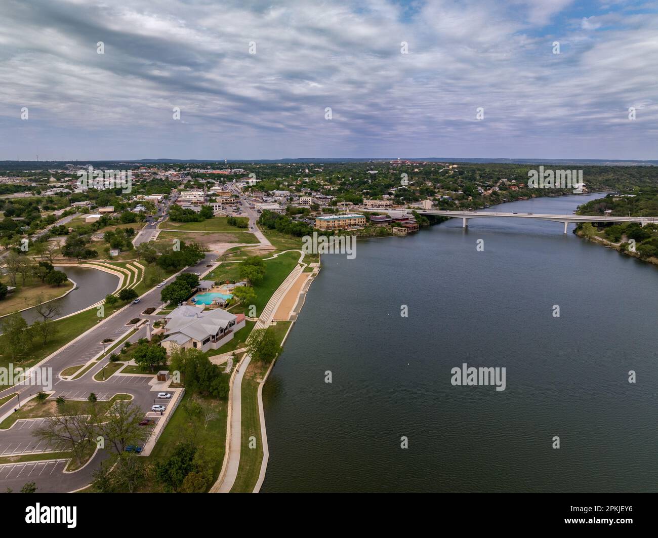 Vue aérienne sur le paysage urbain animé, le pont de Marble Falls et les chutes de Lake Marble Banque D'Images