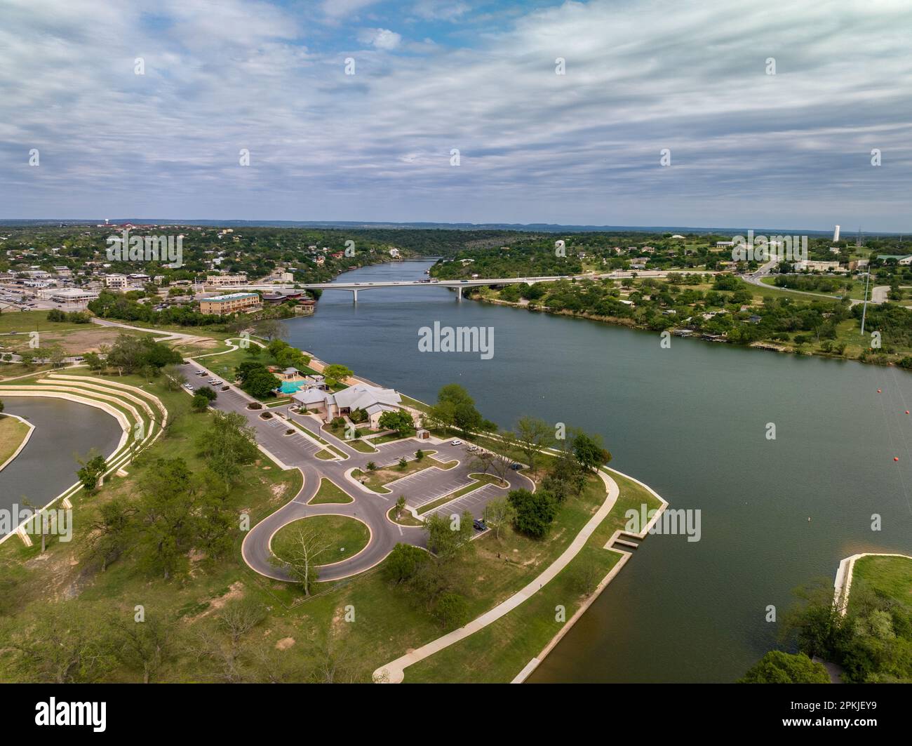 Vue aérienne sur le paysage urbain animé, le pont de Marble Falls et les chutes de Lake Marble Banque D'Images