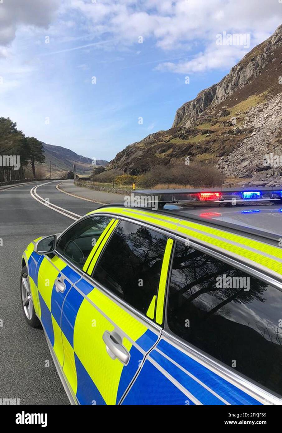 Photo de la police du Nord du pays de Galles datée du 7/4/2023, après le remorquage de voitures par la police à Ogwen, à Snowdonia. Date de publication : samedi 8 avril 2023. Banque D'Images