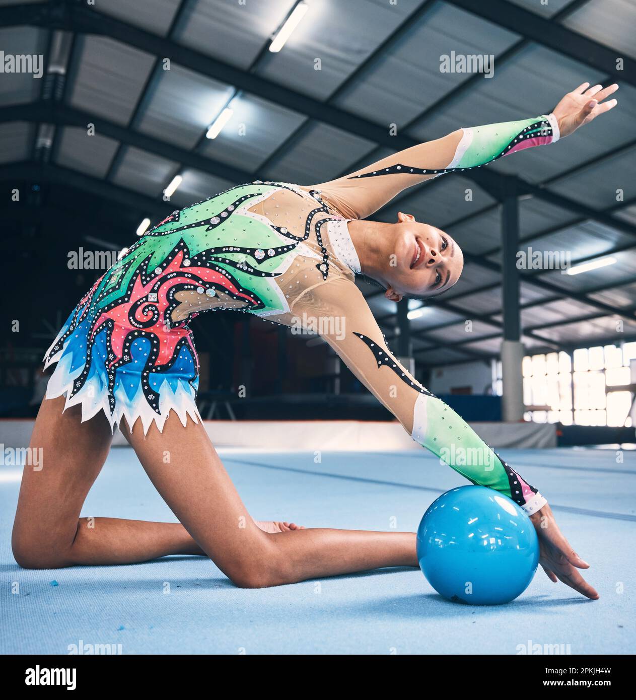 Danse Ruban Et Gymnastique Rythmique Femme En Gym Avec Action Et  Performance Pour La Forme. Athlète De Compétition Et Image stock - Image du  fuselage, danse: 284685129