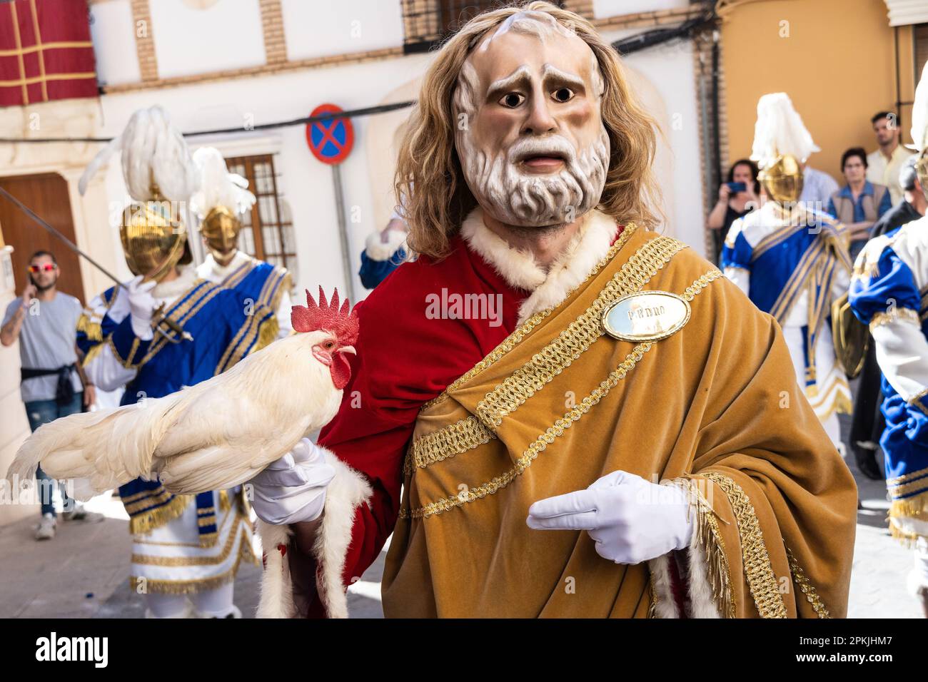 Puente Genil, Espagne. 07th avril 2023. Un personnage biblique costumé portant un poulet vivant marche dans les rues gardées par des soldats romains pendant une procession du Vendredi Saint, une partie de la semaine sainte ou Santa Semana, 7 avril 2023 à Puente Genil, Espagne. La ville a une célébration inhabituelle avec une procession de toutes les figures bibliques depuis 1661. Crédit : Richard Ellis/Richard Ellis/Alay Live News Banque D'Images