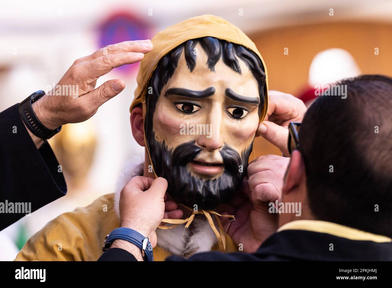 Puente Genil, Espagne. 07th avril 2023. Les organisateurs ajustent le costume d'un personnage biblique avant la procession des nouveaux testaments lors d'une célébration du Vendredi Saint, une partie de la semaine Sainte ou du Père Noël Semana, 7 avril 2023 à Puente Genil, Espagne. La ville a une célébration inhabituelle avec une procession de toutes les figures bibliques depuis 1661. Crédit : Richard Ellis/Richard Ellis/Alay Live News Banque D'Images