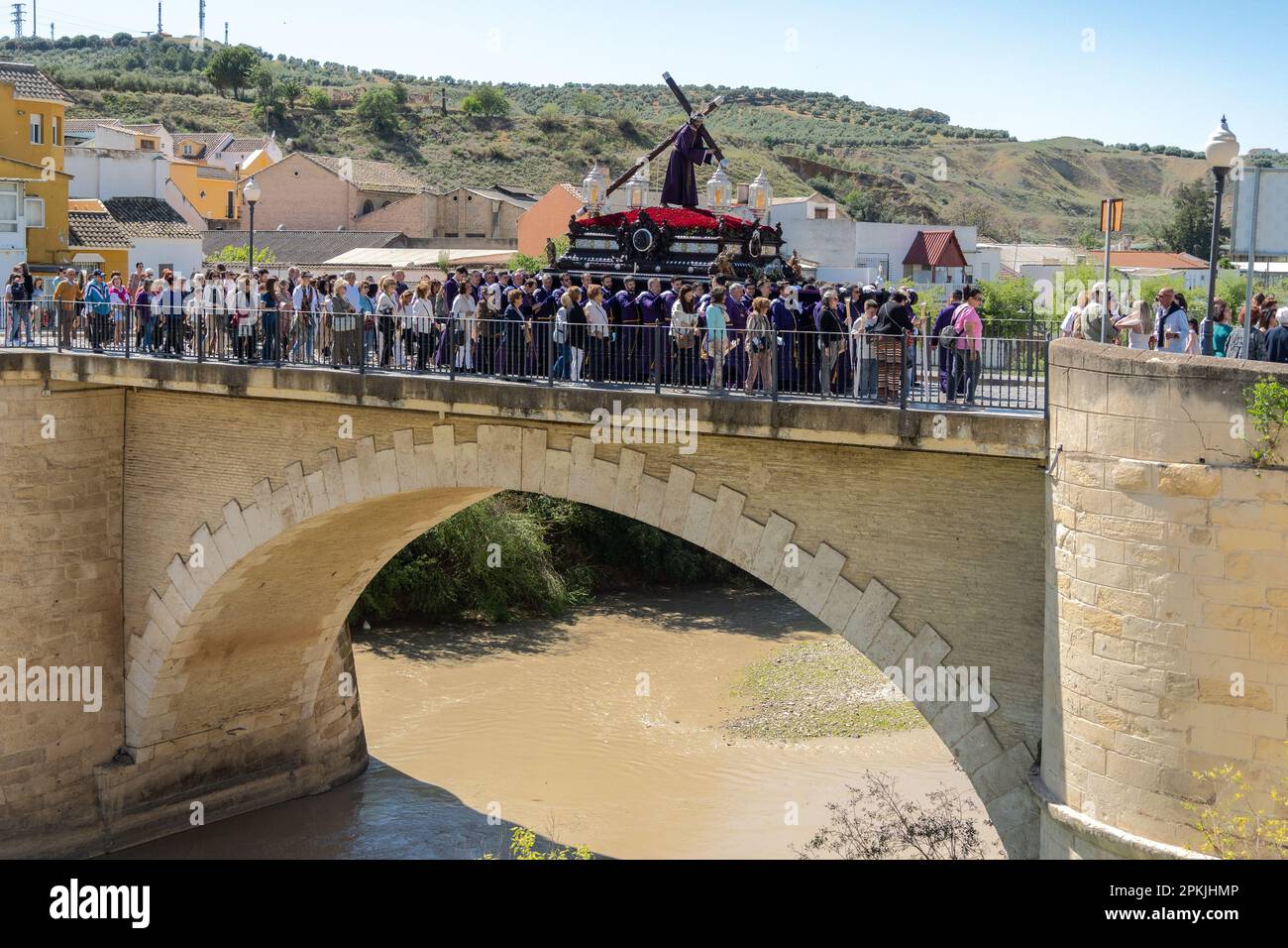 Puente Genil, Espagne. 07th avril 2023. Une plate-forme géante avec une statue de Jésus-Christ est portée par Costaleros avec l'Hermandad de Nuestro Padre Jésus fraternité à travers l'ancien pont de pierre pendant une procession du Vendredi Saint, une partie de la semaine Sainte ou Semana Santa, 7 avril 2023 à Puente Genil, Espagne. Crédit : Richard Ellis/Richard Ellis/Alay Live News Banque D'Images
