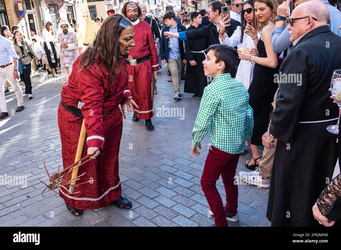 Puente Genil, Espagne. 07th avril 2023. Les laids fouetter un enfant méchant lors d'une procession du Vendredi Saint, une partie de la semaine Sainte ou du Père Noël Semana, 7 avril 2023 à Puente Genil, Espagne. La ville a une célébration inhabituelle avec une procession de toutes les figures bibliques depuis 1661. Crédit : Richard Ellis/Richard Ellis/Alay Live News Banque D'Images