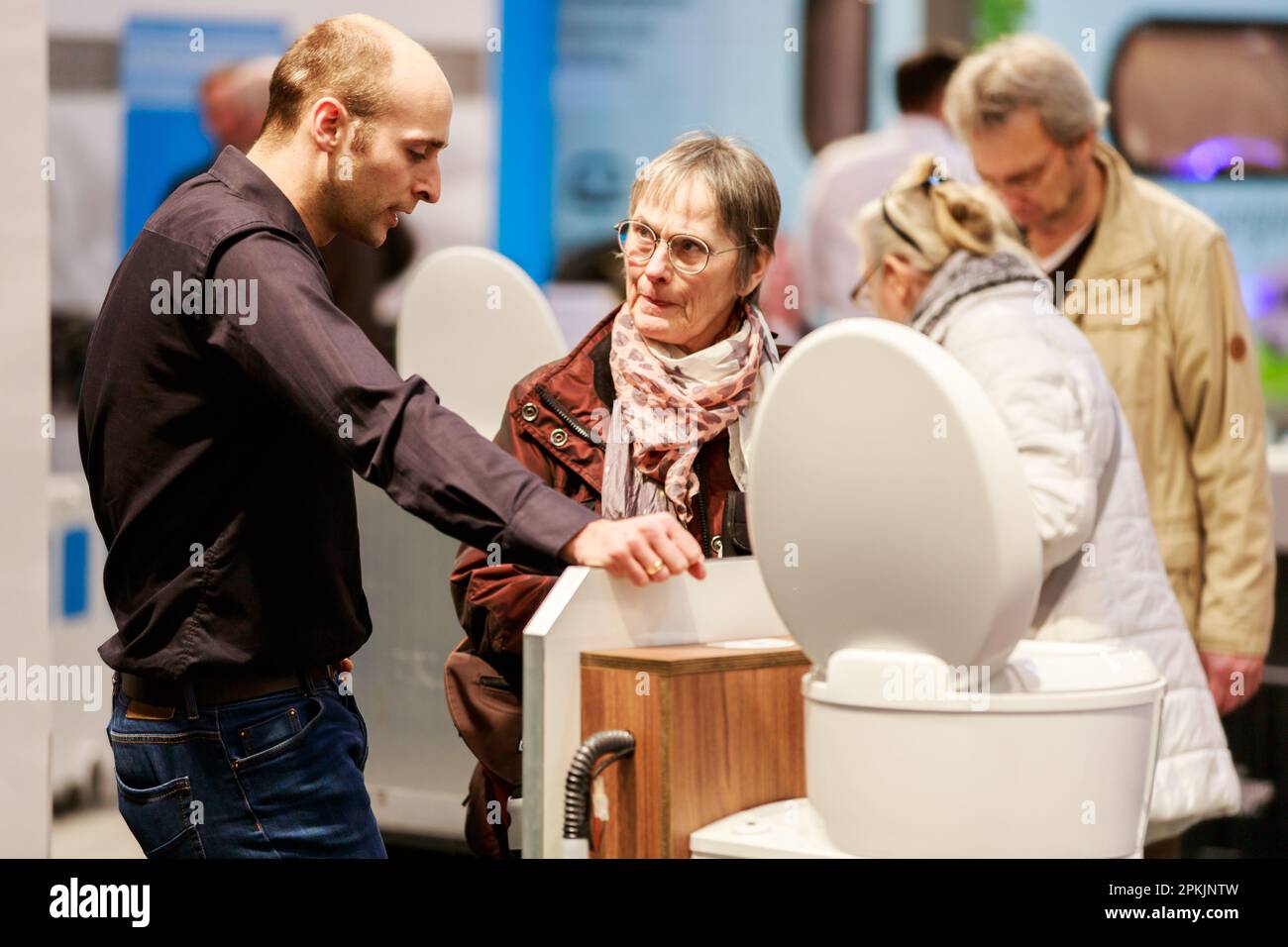 ESSEN, ALLEMAGNE - FÉVRIER 21 : un représentant commercial présente une toilette portable à un client potentiel à l'exposition Reise + Camping le février Banque D'Images